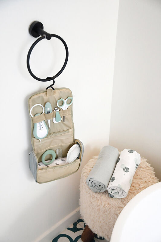 toiletzakje met 10 essentials - sage green