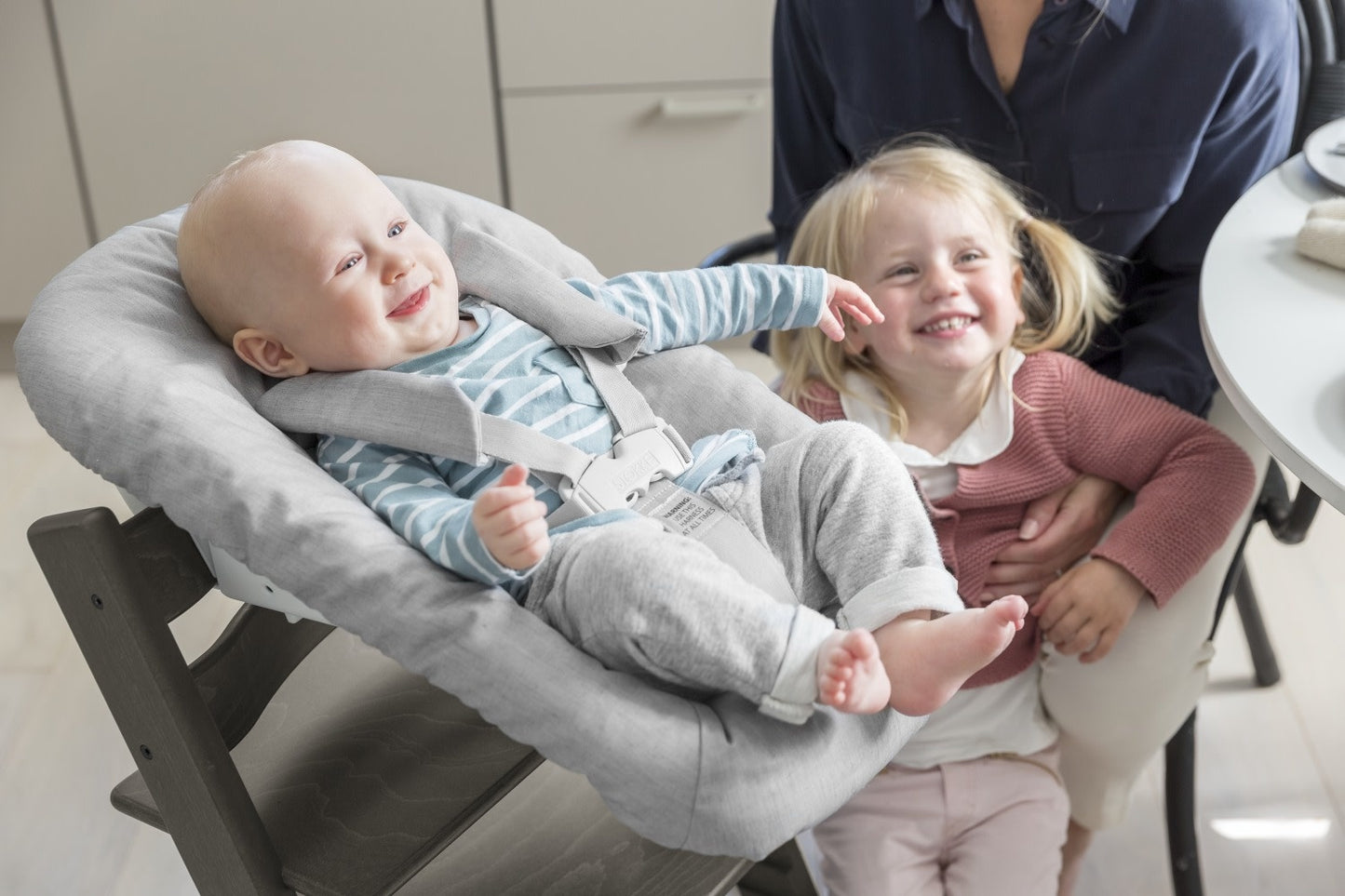 newborn set met speelgoedhanger - grey