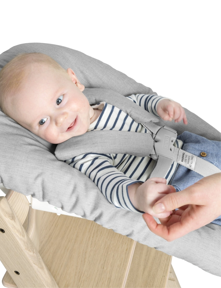 newborn set met speelgoedhanger - grey