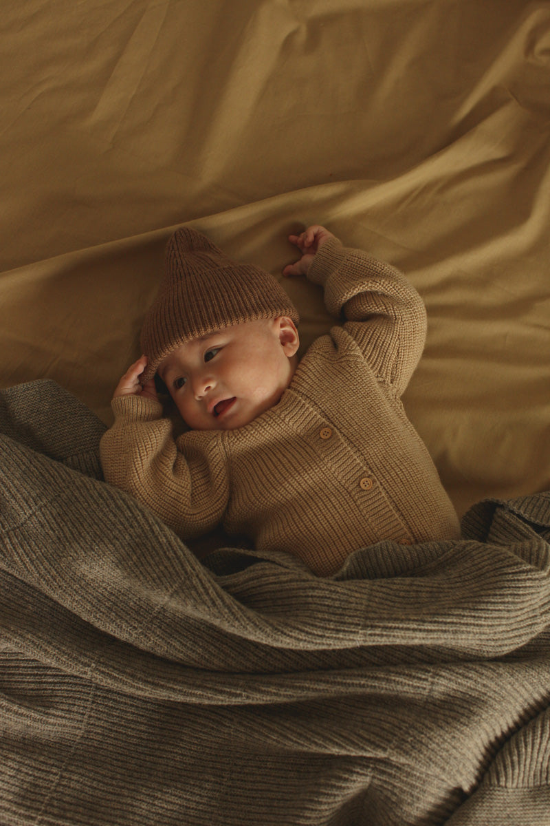 beanie fonzie mocha - kids