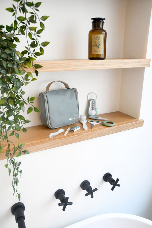 toiletzakje met 10 essentials - sage green