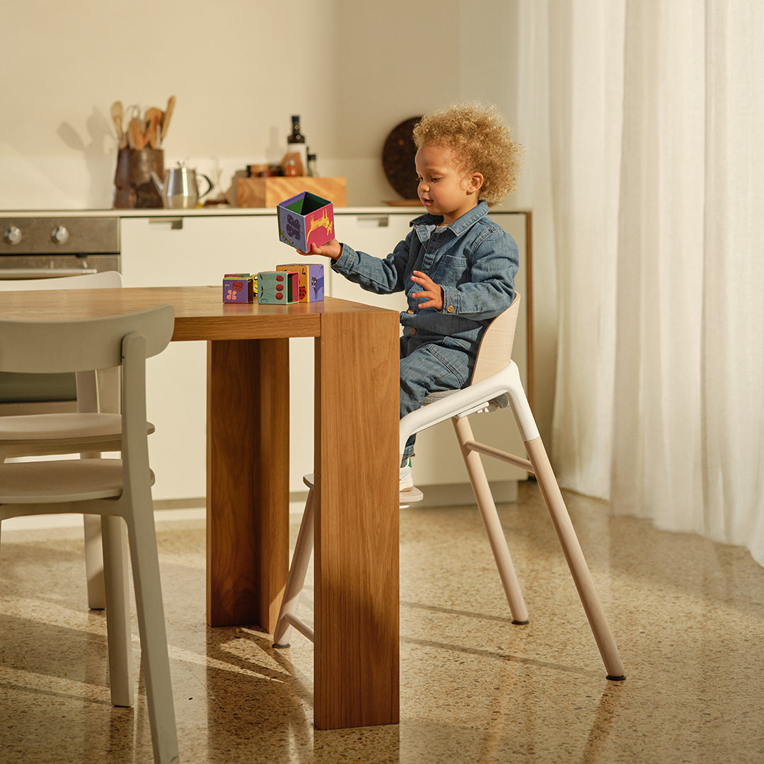 giraffe basis  - neutral wood/white