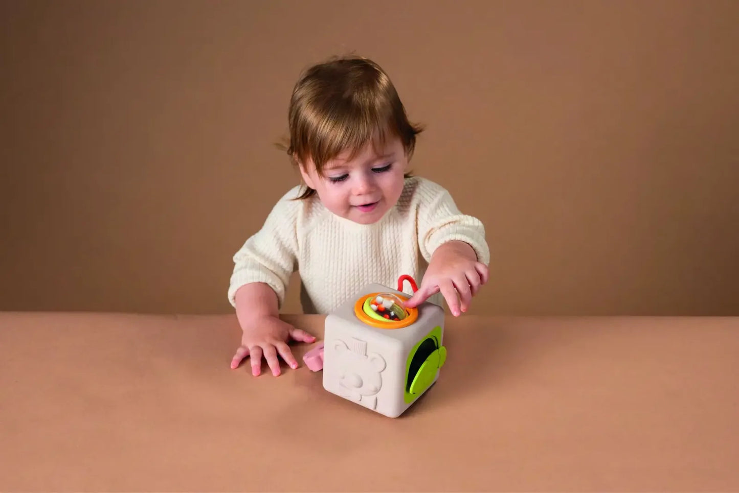peek & play silicone cube