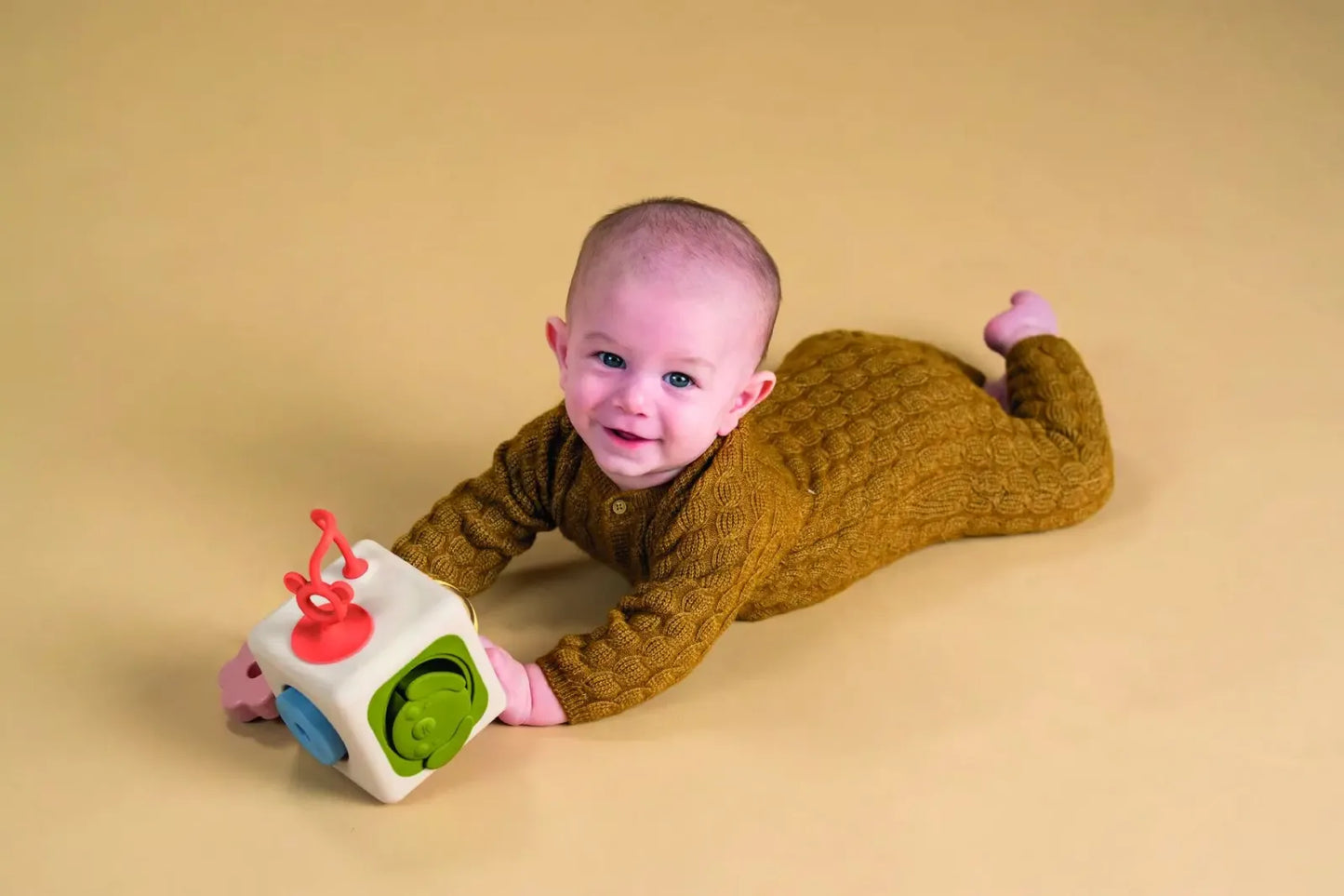 peek & play silicone cube