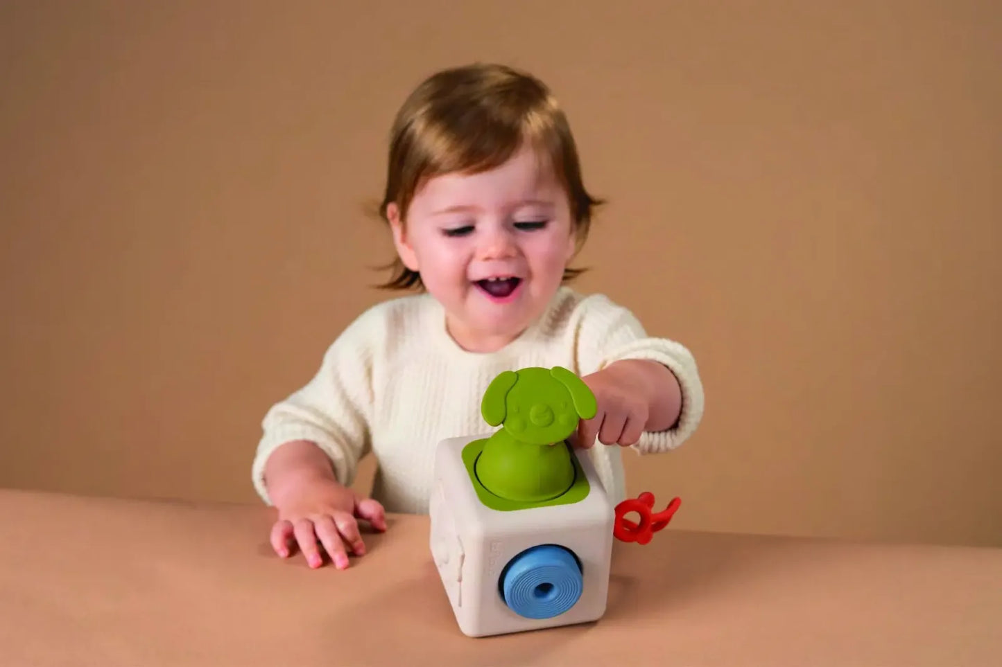 peek & play silicone cube