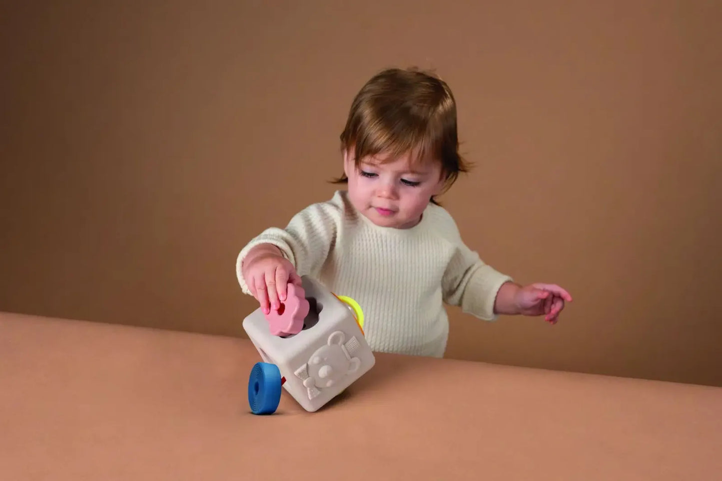 peek & play silicone cube