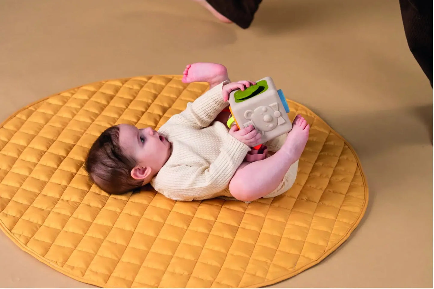 peek & play silicone cube