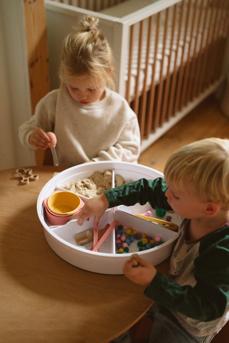 speel tray - open einde speelbak incl deksel en compartimenten